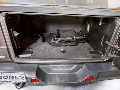 Used 2018 Jeep Wrangler Unlimited Sahara image 30