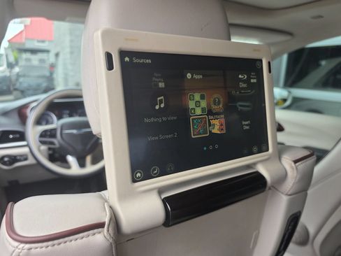 Used 2017 Chrysler Pacifica Limited w/ UConnect Theater Package FWD image 10