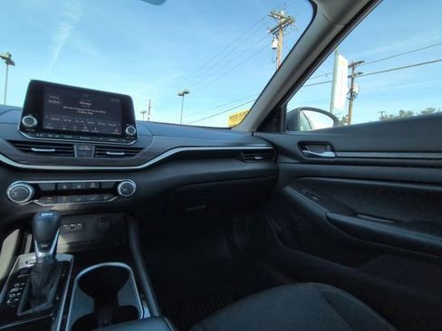 Used 2024 Nissan Altima 2.5 SV image 3