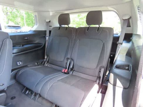 Used 2022 Jeep Grand Cherokee L Laredo w/ Luxury Tech Group I AWD/4WD image 15