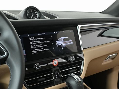 Certified 2025 Porsche Macan image 11