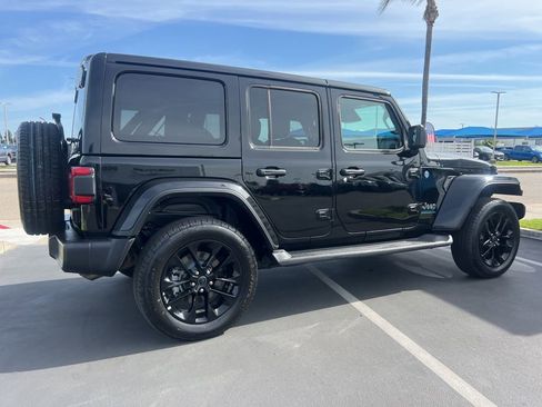 Used 2025 Jeep Wrangler Unlimited Sahara AWD/4WD image 16