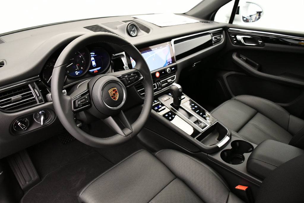 Certified 2026 Porsche Macan Turbo AWD/4WD image 4