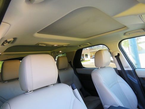 Used 2018 Land Rover Discovery HSE image 14