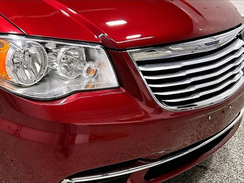 Used 2016 Chrysler Town & Country Touring-L image 32