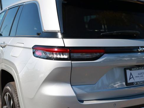 Used 2023 Jeep Grand Cherokee Overland RWD image 13