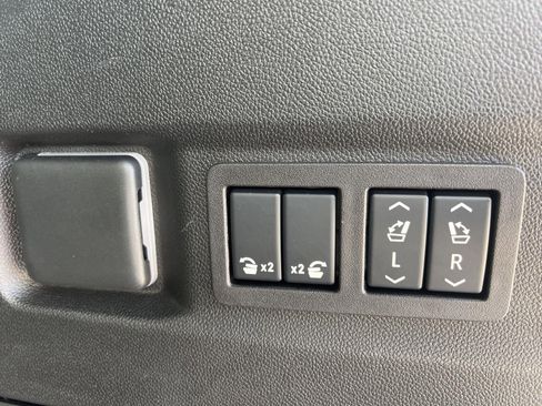 Used 2024 Chevrolet Tahoe High Country AWD/4WD image 19