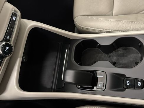 Used 2022 Volvo XC40 T5 Momentum w/ Protection Package image 18