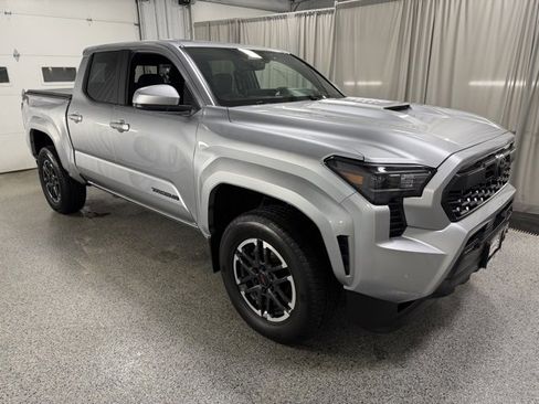 Used 2024 Toyota Tacoma TRD Off-Road image 3