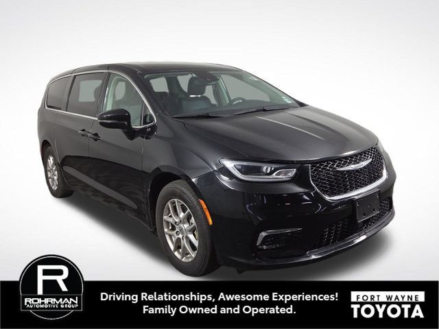 Used 2024 Chrysler Pacifica Touring-L FWD image 4