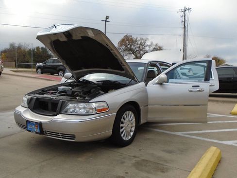 Used 2004 Lincoln Town Car Signature image 25