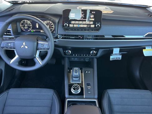 New 2025 Mitsubishi Outlander SE image 14