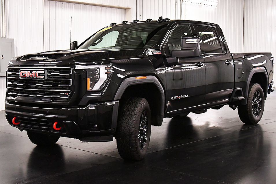 Used 2025 GMC Sierra 2500 AT4 AWD/4WD image 3
