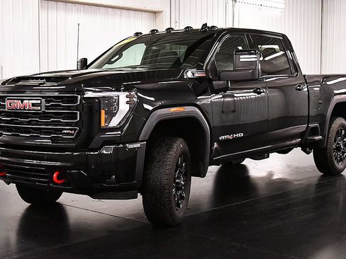 Used 2025 GMC Sierra 2500 AT4 AWD/4WD image 3