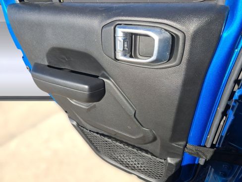 Used 2023 Jeep Gladiator Sport image 18