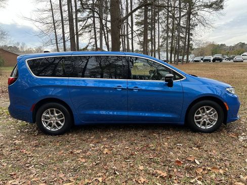 New 2026 Chrysler Pacifica Select image 2