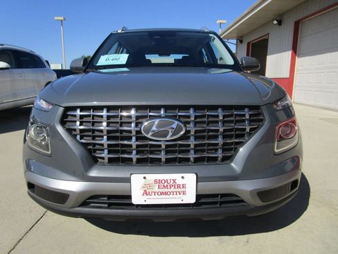 Used 2025 Hyundai Venue SEL FWD image 5