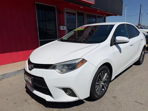 Used 2016 Toyota Corolla LE FWD image 2