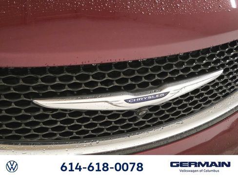 Used 2018 Chrysler Pacifica Limited w/ Tire & Wheel Group FWD image 16