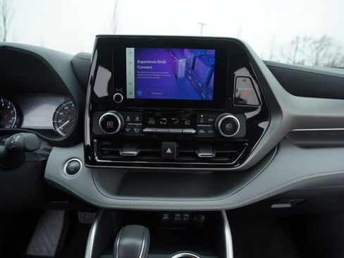 Used 2024 Toyota Highlander LE image 29