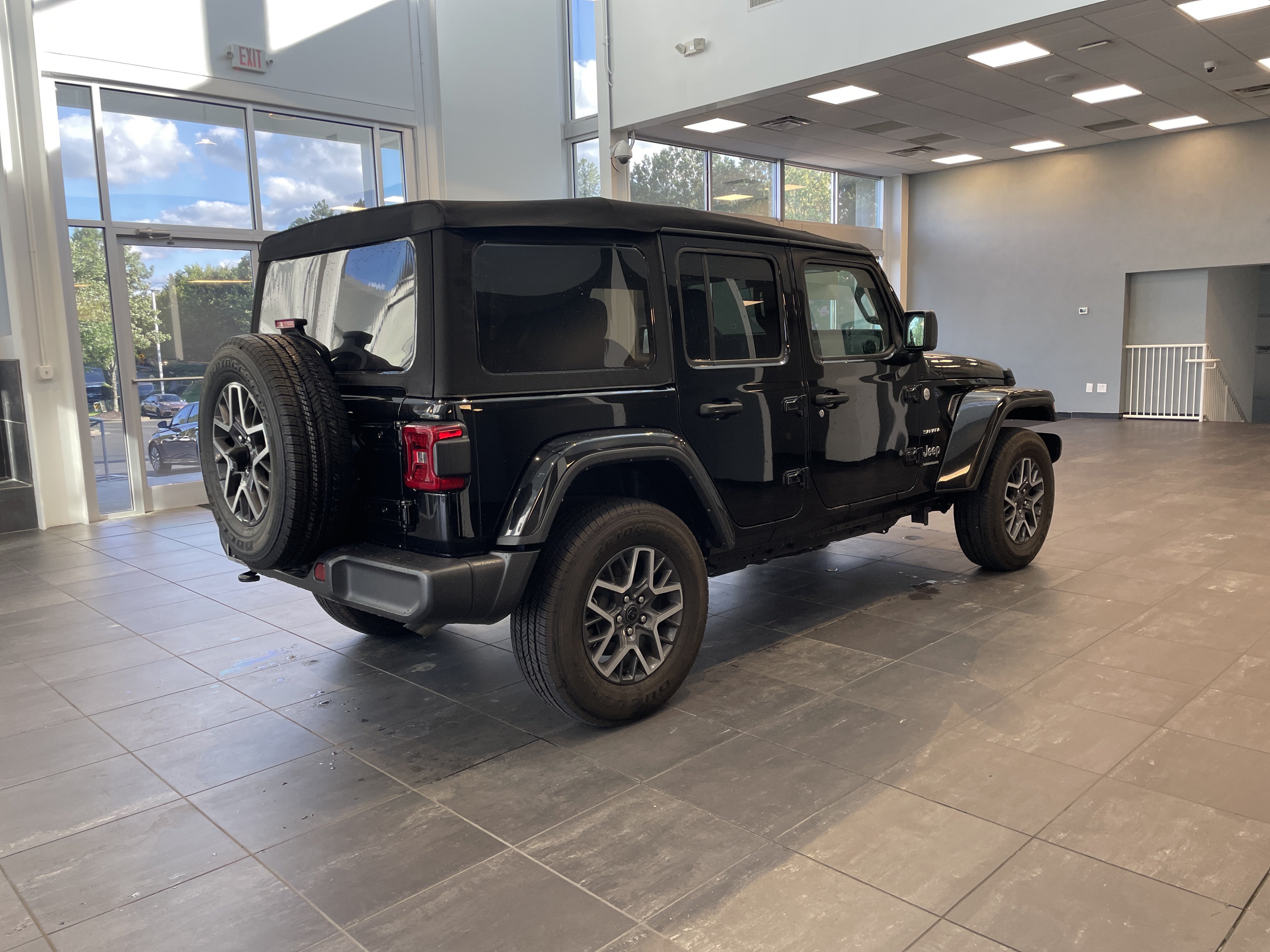 Used 2024 Jeep Wrangler Unlimited Sahara w/ Technology Group AWD/4WD image 10