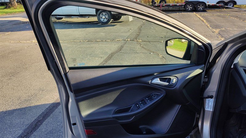 Used 2016 Ford Focus SE w/ SE Power Seat Package FWD image 9