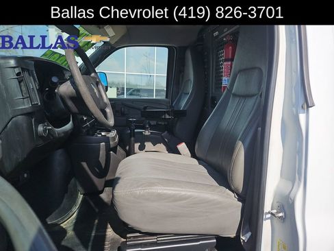 Used 2018 Chevrolet Express 2500 w/ Driver Convenience Package RWD image 19