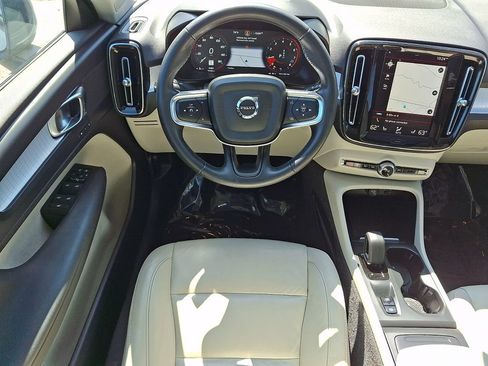 Used 2022 Volvo XC40 T5 Momentum w/ Premium Package AWD/4WD image 12