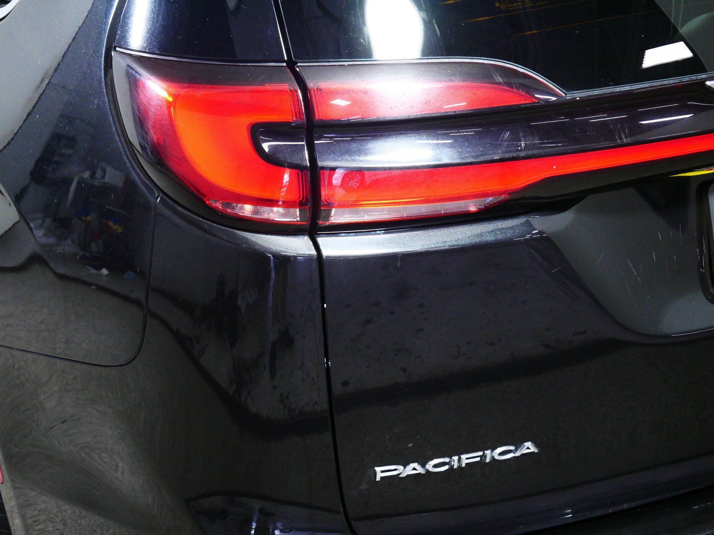 Used 2023 Chrysler Pacifica Touring-L FWD image 17