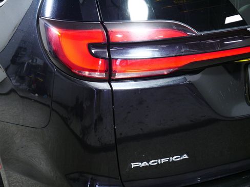 Used 2023 Chrysler Pacifica Touring-L FWD image 17