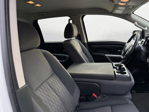 Used 2021 Nissan Titan SV image 15