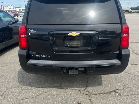 Used 2017 Chevrolet Suburban LT RWD image 4