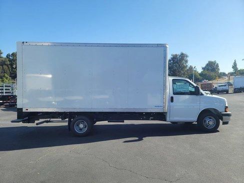 Used 2024 Chevrolet Express 4500 Extended w/ Power Convenience Package RWD image 9