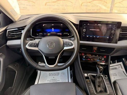 Used 2025 Volkswagen Jetta SE FWD image 30