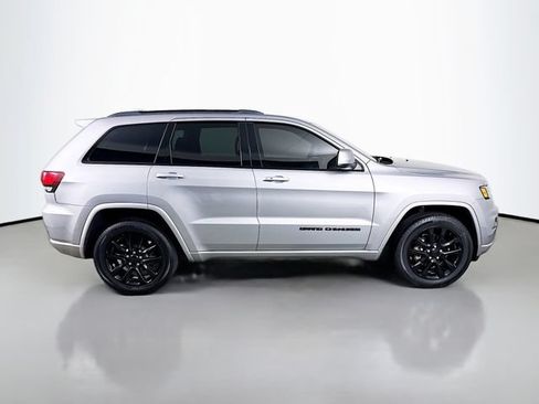 Used 2020 Jeep Grand Cherokee Altitude AWD/4WD image 4