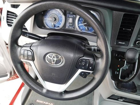 Used 2018 Toyota Sienna LE FWD image 13