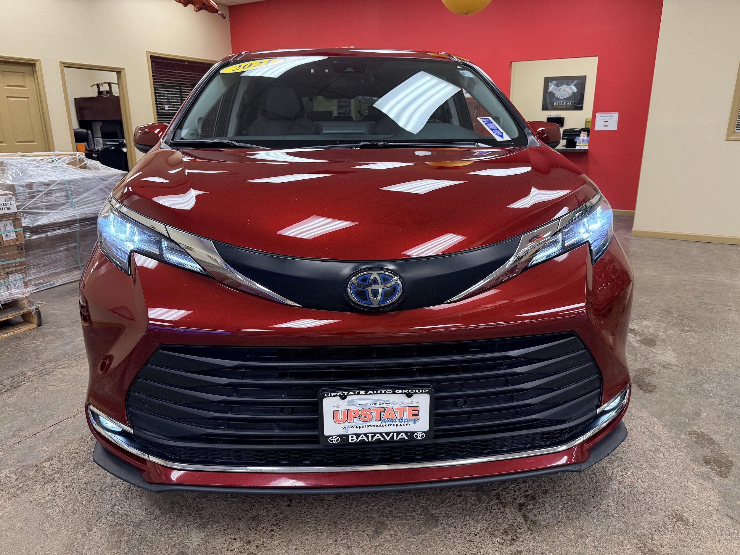 Used 2021 Toyota Sienna XLE w/ XLE Plus Package FWD image 2