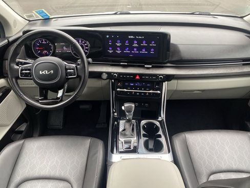 Used 2023 Kia Carnival EX image 8