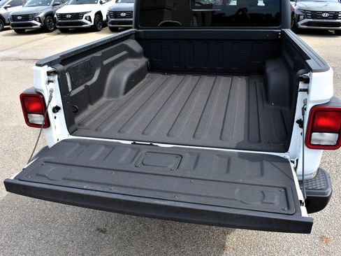Used 2025 Jeep Gladiator Sport AWD/4WD image 12