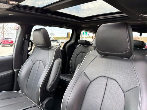 Used 2026 Chrysler Pacifica Limited image 21