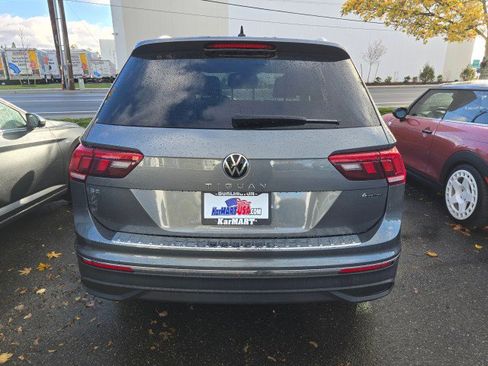 Used 2022 Volkswagen Tiguan SE w/ Panoramic Sunroof Package image 5