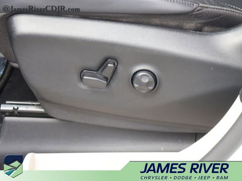 Used 2023 Chrysler Pacifica Touring-L FWD image 23