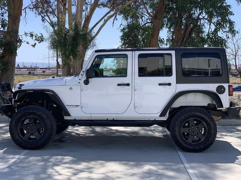 Used 2018 Jeep Wrangler Unlimited Sahara image 4