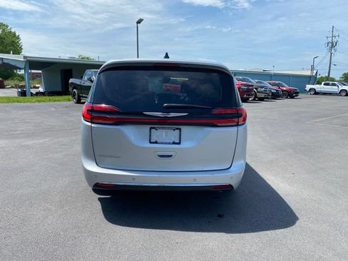 Used 2024 Chrysler Pacifica Touring-L FWD image 23