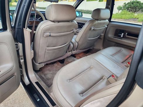 Used 1988 Lincoln Continental Signature FWD image 23