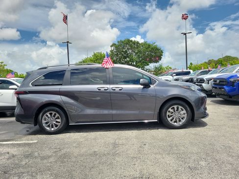 Used 2025 Toyota Sienna XLE FWD image 13
