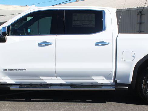 New 2026 GMC Sierra 1500 SLT image 2