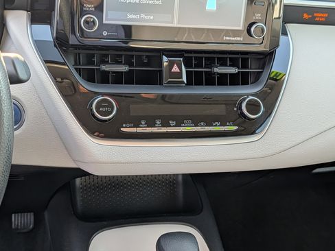 Used 2022 Toyota Corolla LE image 21