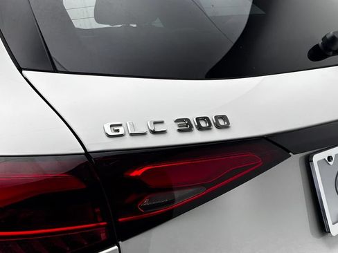 Used 2025 Mercedes-Benz GLC 300 4MATIC image 11