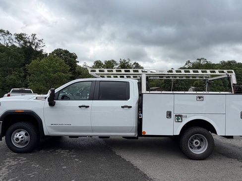 Used 2023 GMC Sierra 3500 Pro w/ Convenience Package AWD/4WD image 6